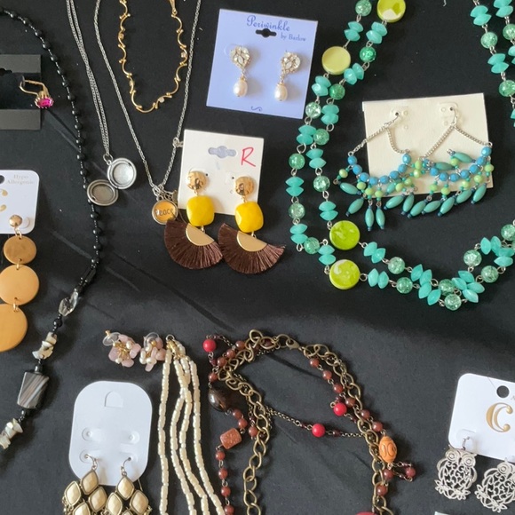 Silverfox Jewelry, 30 Assorted Necklaces, Earrings, Brooches,Bracelets , $30 - Picture 8 of 9